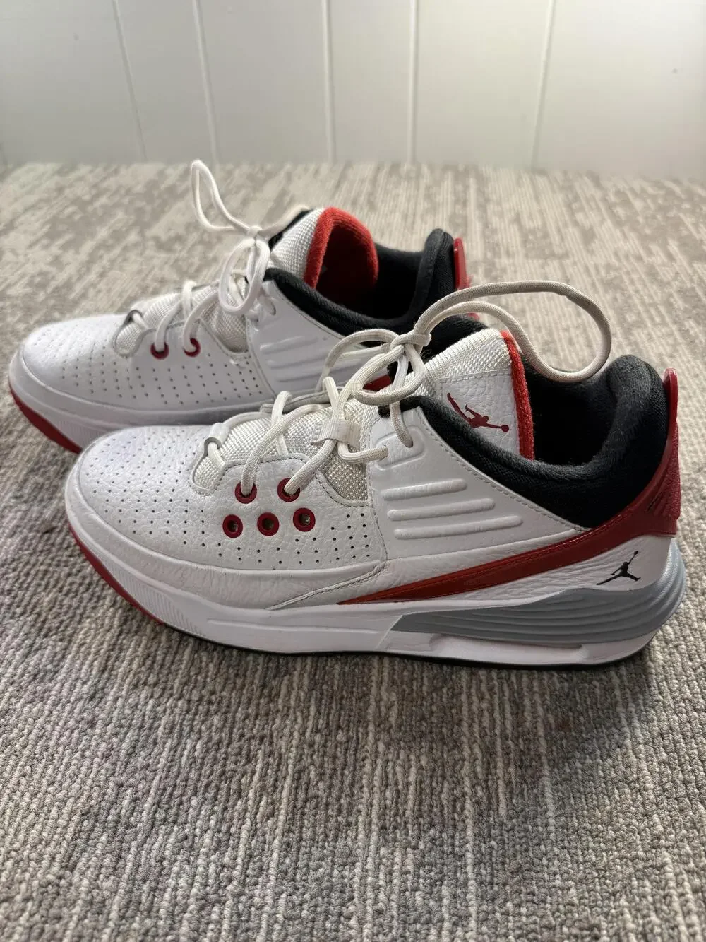 Nike Jordan Max Aura 5 Shoes Mens Size 8.5 White Red Black Basketball DZ4353-101